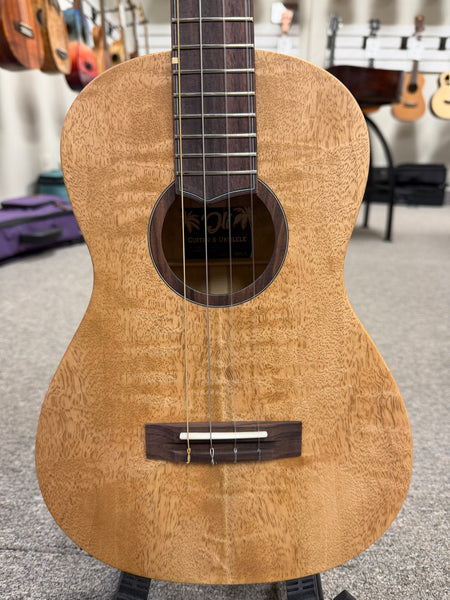 Oli L1-BMGS Solid Mango Baritone Satin Ukulele w/Case