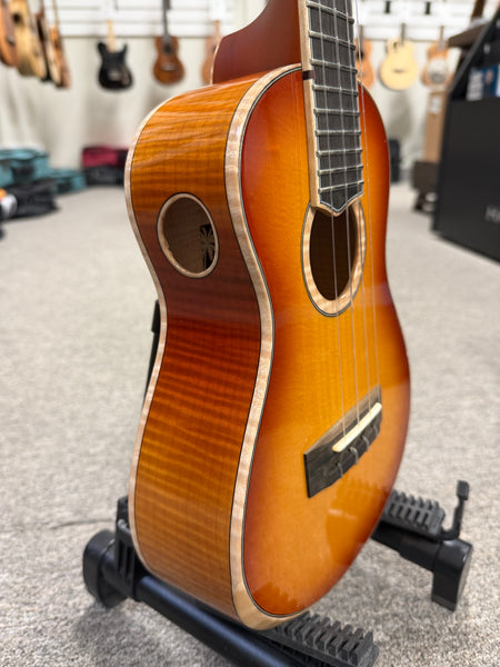 Oli L2-CSFM-LB Solid Spruce/Flame Maple Concert Ukulele w/Case - Light Burst Finish