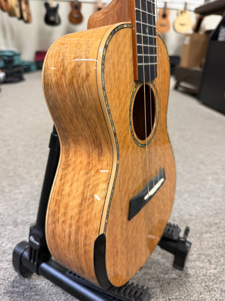 Makaio MSMC-20 Solid Spalted Mango Concert Ukulele w/Case - Rosewood Comfort Armrest