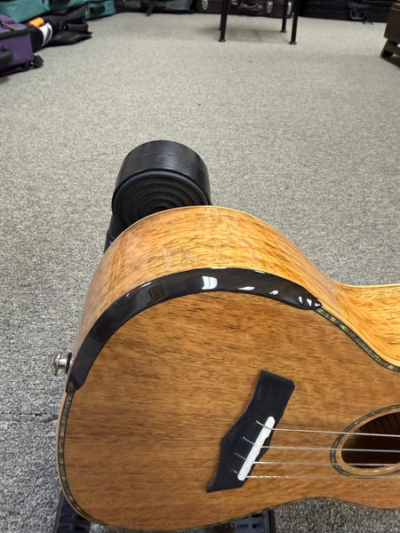Makaio MSMC-20 Solid Spalted Mango Concert Ukulele w/Case - Rosewood Comfort Armrest