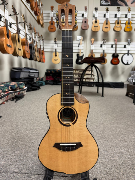 Flight Victoria Solid Spruce/Acacia Concert Soundwave Ukulele w/Case - B-Stock