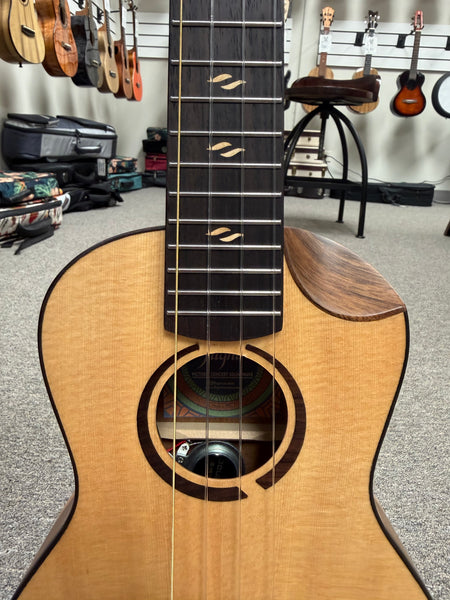 Flight Victoria Solid Spruce/Acacia Concert Soundwave Ukulele w/Case - B-Stock