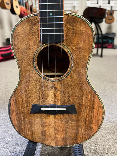 Makaio MSMT-20 Solid Spalted Mango Tenor Ukulele w/Case - Comfort Armrest
