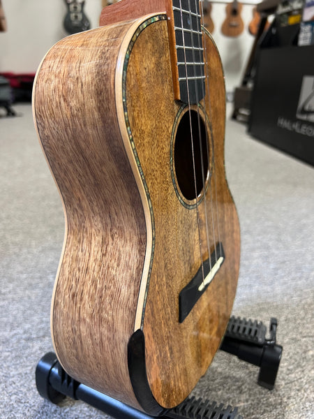 Makaio MSMT-20 Solid Spalted Mango Tenor Ukulele w/Case - Comfort Armrest
