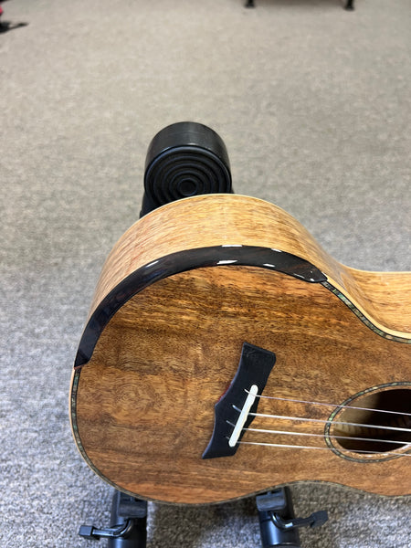 Makaio MSMT-20 Solid Spalted Mango Tenor Ukulele w/Case - Comfort Armrest