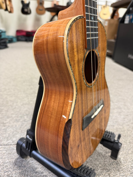 Makaio MKC-20 Solid Koa Concert Ukulele w/Case - Rosewood Comfort Armrest