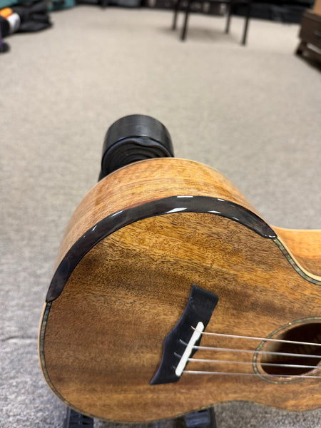 Makaio MSMT-20 Solid Spalted Mango Tenor Ukulele w/Case - Comfort Armrest #2