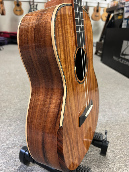 Makaio MKB-20E Solid Koa Electric Baritone Ukulele w/Case - Comfort Contour Armrest