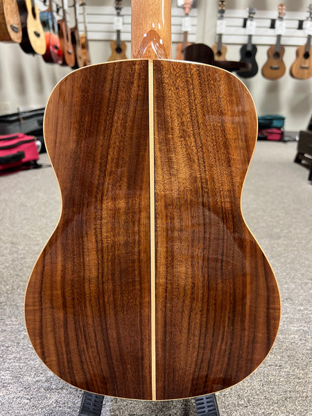 Makaio MKB-20E Solid Koa Electric Baritone Ukulele w/Case - Comfort Contour Armrest