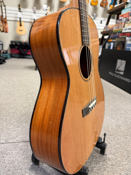 Pono BN4-2 Solid Cedar/Mahogany Large Body Baritone Nui Ukulele w/Case