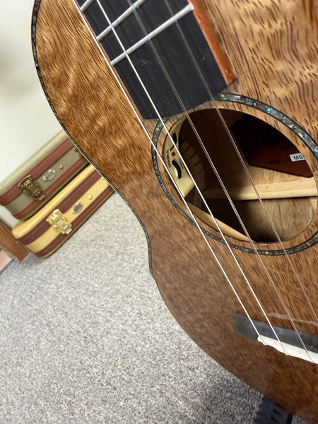 Makaio MSMB-20E Solid Spalted Mango Electric Baritone Ukulele w/Case #1 - Rosewood Comfort Armrest