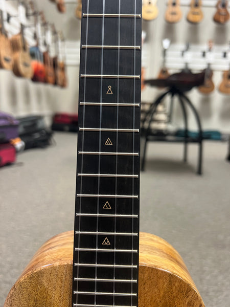 Rebel Double Creme Solid Mango Concert Ukulele w/Case - Matte Finish