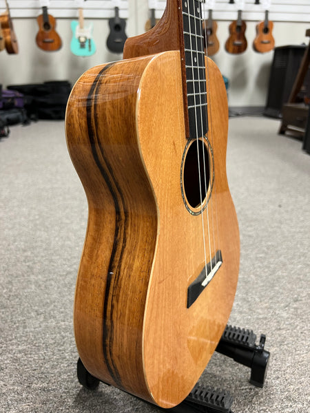 Makaio MSMB-10 Spalted Mango Baritone Ukulele w/Case