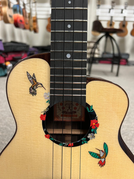 aNueNue UT-200HB Hummingbird Tenor Ukulele w/Case - Moon Bird Series -  Solid Spruce/Solid Rosewood