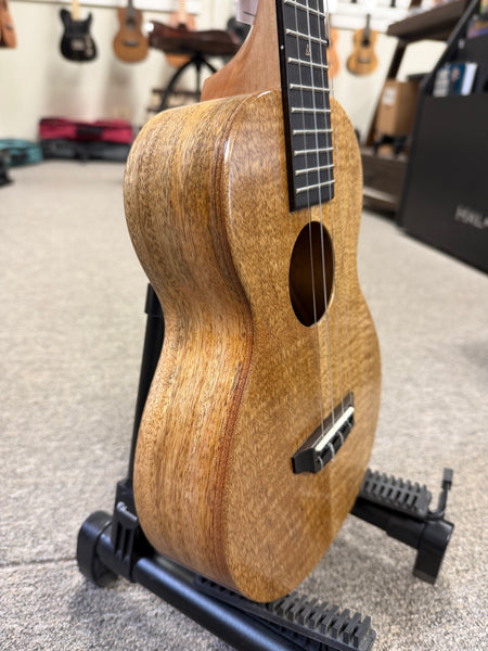 Rebel Double Creme Solid Mango Concert Ukulele w/Case - Matte Finish