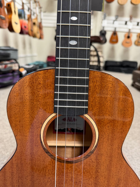 KALA KA-CT-SMH-BG Solid Mahogany Baritone Ukulele w/Case - Contour Series