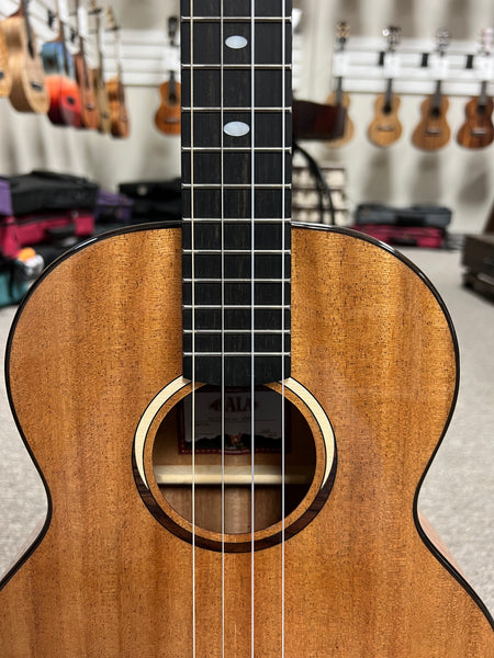 KALA KA-CT-SMH-BG Solid Mahogany Baritone Ukulele w/Case - Contour Series