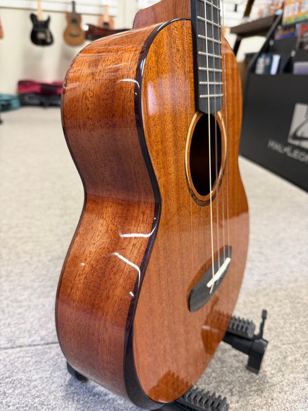 KALA KA-CT-SMH-BG Solid Mahogany Baritone Ukulele w/Case - Contour Series