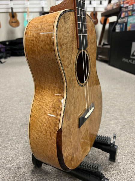 Makaio MSMB-20 Solid Spalted Mango Baritone Ukulele w/Case - Comfort Contour Armrest