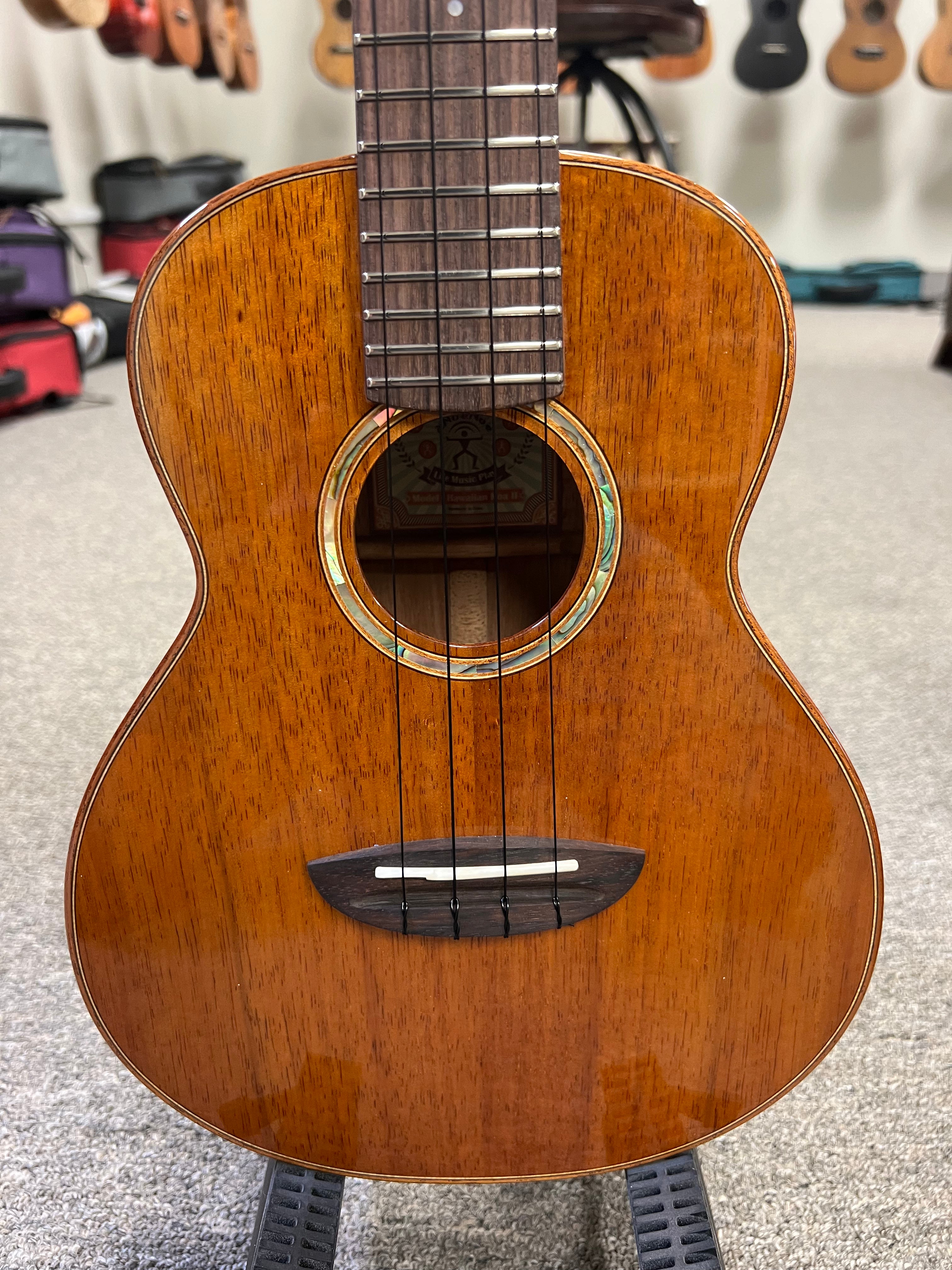 aNueNue AKK2 Solid Koa Concert Ukulele w/Case