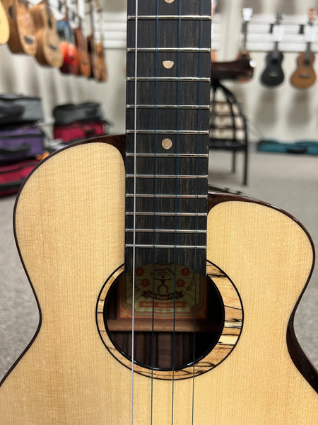 aNueNue UB-200 Baritone Ukulele w/Case - Moon Bird Series -  Solid Spruce/Solid Rosewood