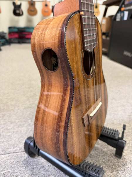 Oli X1-CA Solid Acacia Concert Ukulele w/Case