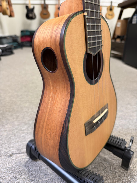 Oli L2-CCA-S Solid Cedar/Acacia Concert Ukulele w/Case