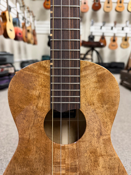 Oli L-BMG Solid Mango Baritone Ukulele w/Case