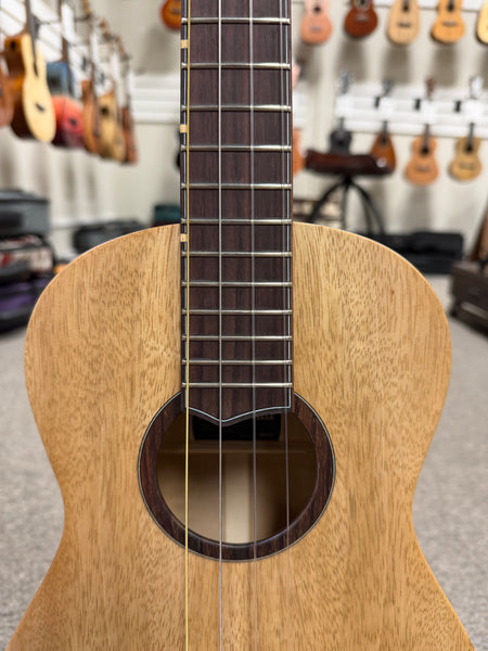 Oli L1-BMG-S Solid Mango Baritone Satin Ukulele w/Case