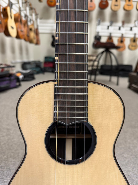 Oli L2-TSE Solid Spruce/Ebony Tenor Ukulele w/Case