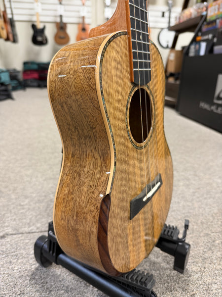 Makaio MSMT-20 Solid Spalted Mango Tenor Ukulele w/Case - Comfort Armrest #6