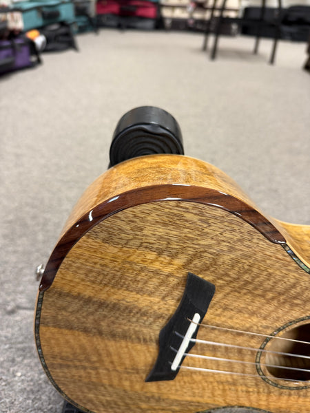 Makaio MSMT-20 Solid Spalted Mango Tenor Ukulele w/Case - Comfort Armrest #6