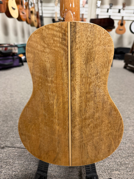 Makaio MSMT-20 Solid Spalted Mango Tenor Ukulele w/Case - Comfort Armrest #2
