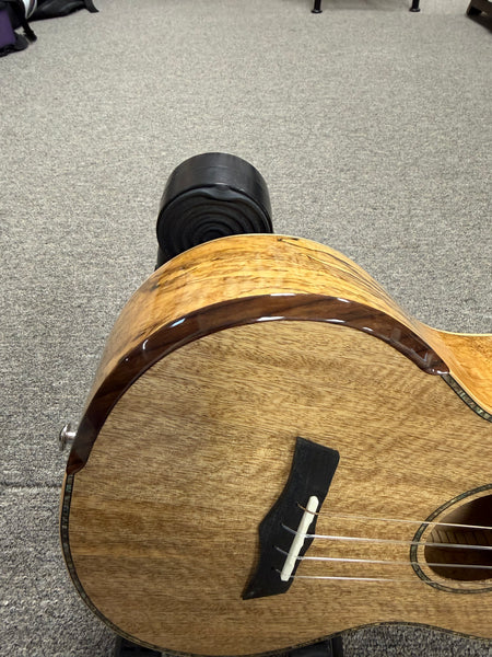 Makaio MSMT-20 Solid Spalted Mango Tenor Ukulele w/Case - Comfort Armrest #2