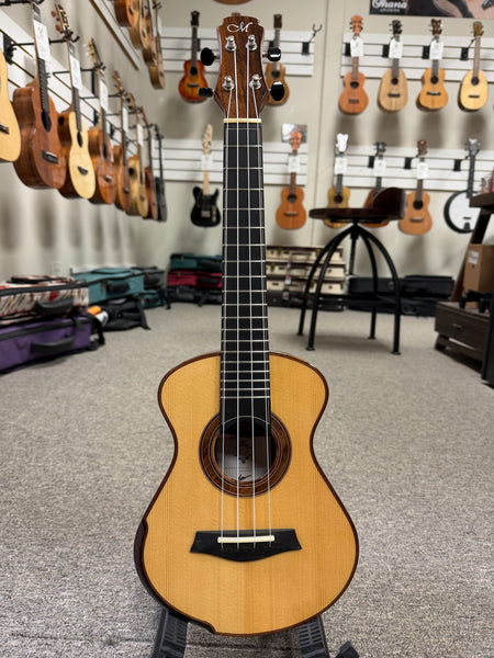 Maestro by Hozen Solid Spruce/Wenge Concert Ukulele w/Case - Island Series