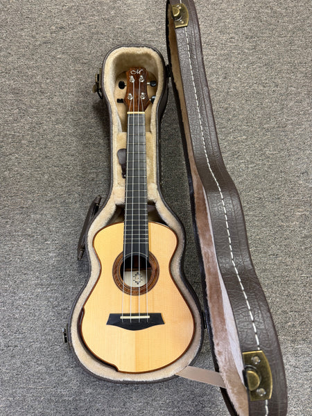 Maestro by Hozen Solid Spruce/Wenge Concert Ukulele w/Case - Island Series