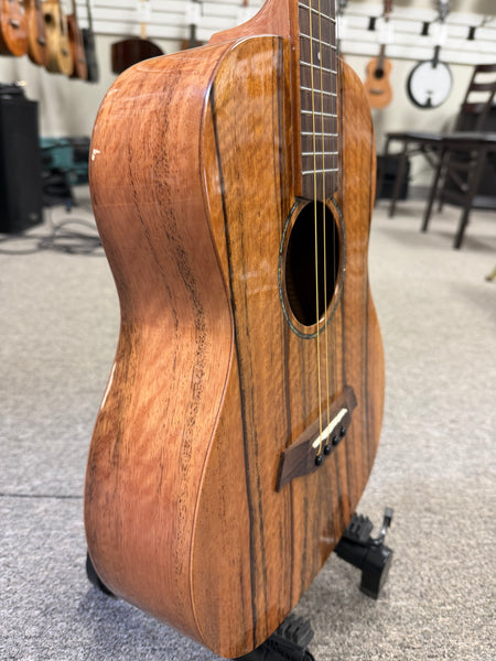 Makaio MSMBXS-10 Large Body Steel String Spalted Mango Baritone Ukulele w/Case