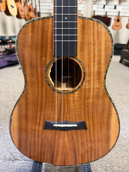 Makaio MKB-20E Solid Koa Electric Baritone Ukulele w/Case - Comfort Contour Armrest
