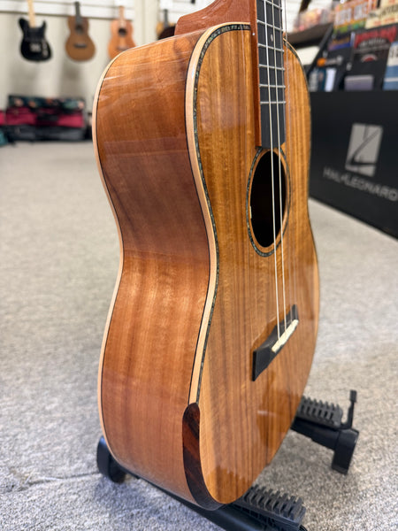Makaio MKB-20E Solid Koa Electric Baritone Ukulele w/Case - Comfort Contour Armrest