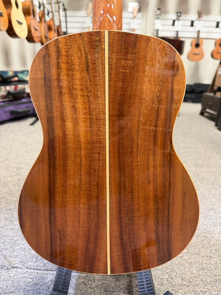 Makaio MKB-20E Solid Koa Electric Baritone Ukulele w/Case - Comfort Contour Armrest