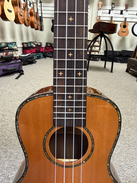 HUG SCR-CG Solid Cedar/Rosewood Concert Ukulele