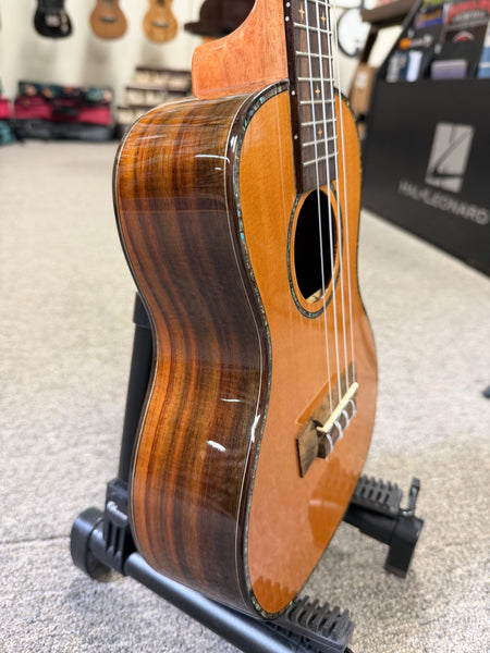 HUG SCR-CG Solid Cedar/Rosewood Concert Ukulele
