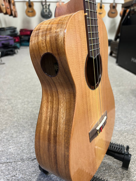 Oli L1-BCA Solid Cedar/Acacia Baritone Ukulele w/Case