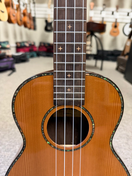 HUG SCR-TG Solid Cedar/Rosewood Tenor Ukulele