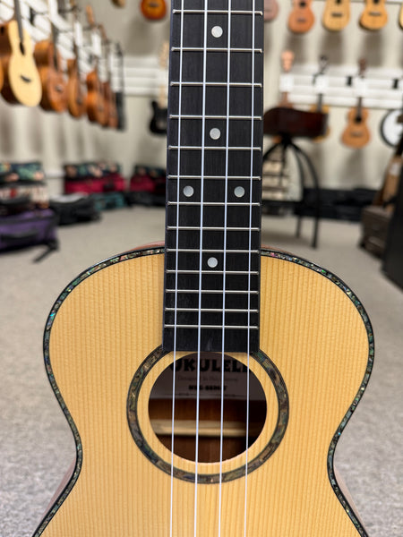 HUG SSM-T Solid Spruce/Mahogany Tenor Ukulele