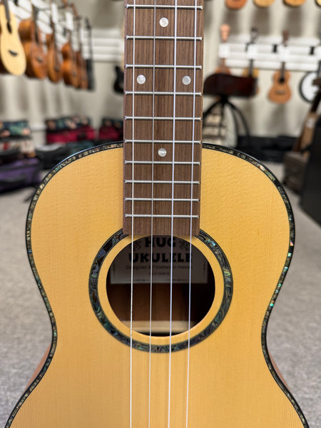HUG SSM-B Solid Spruce/Mahogany Baritone Ukulele