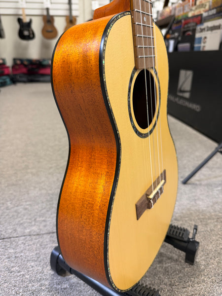 HUG SSM-B Solid Spruce/Mahogany Baritone Ukulele