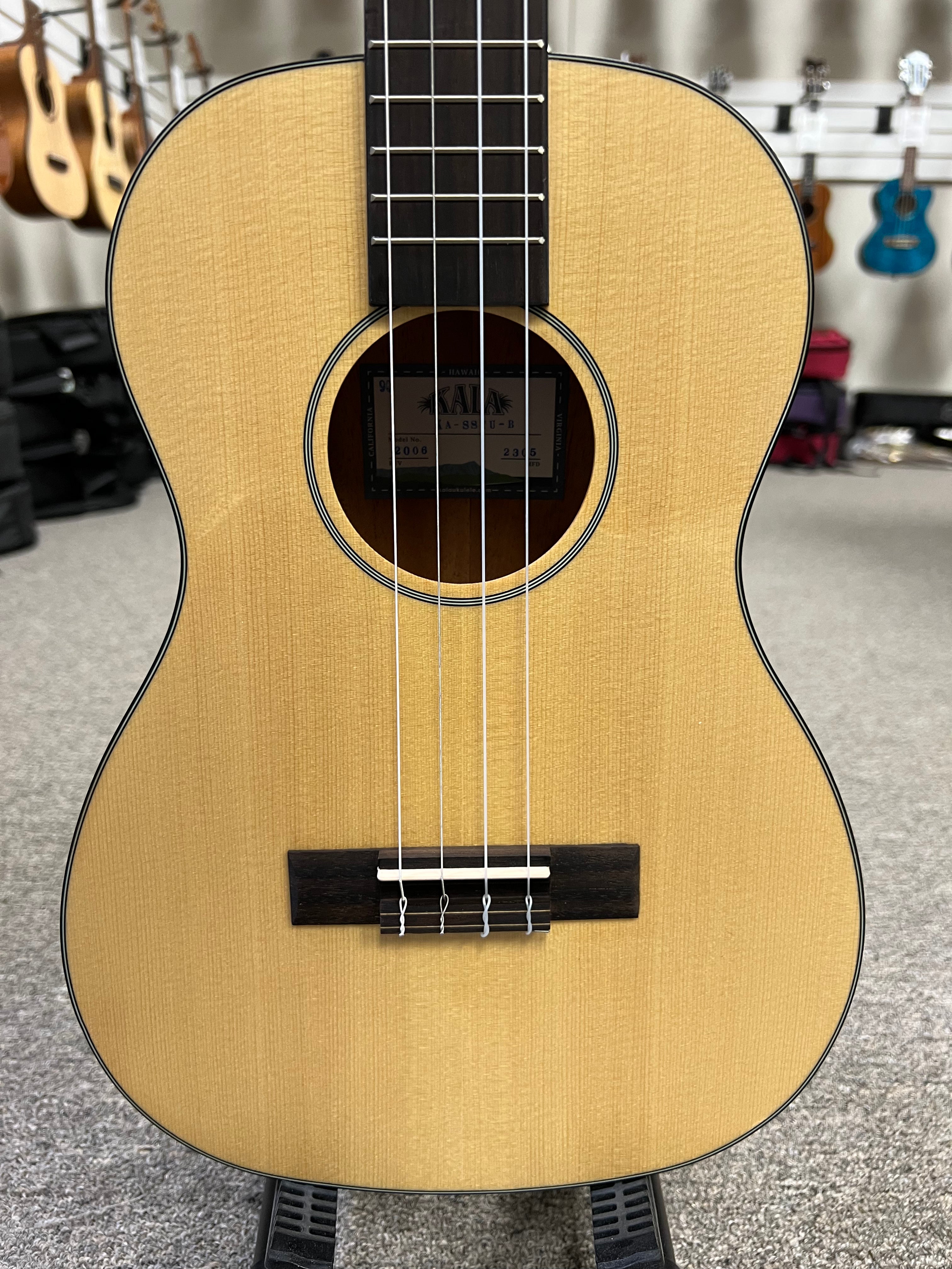 Kala travel baritone deals ukulele