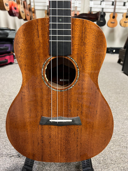 Makaio MMB-10E Mahogany Electric Baritone Ukulele w/Case