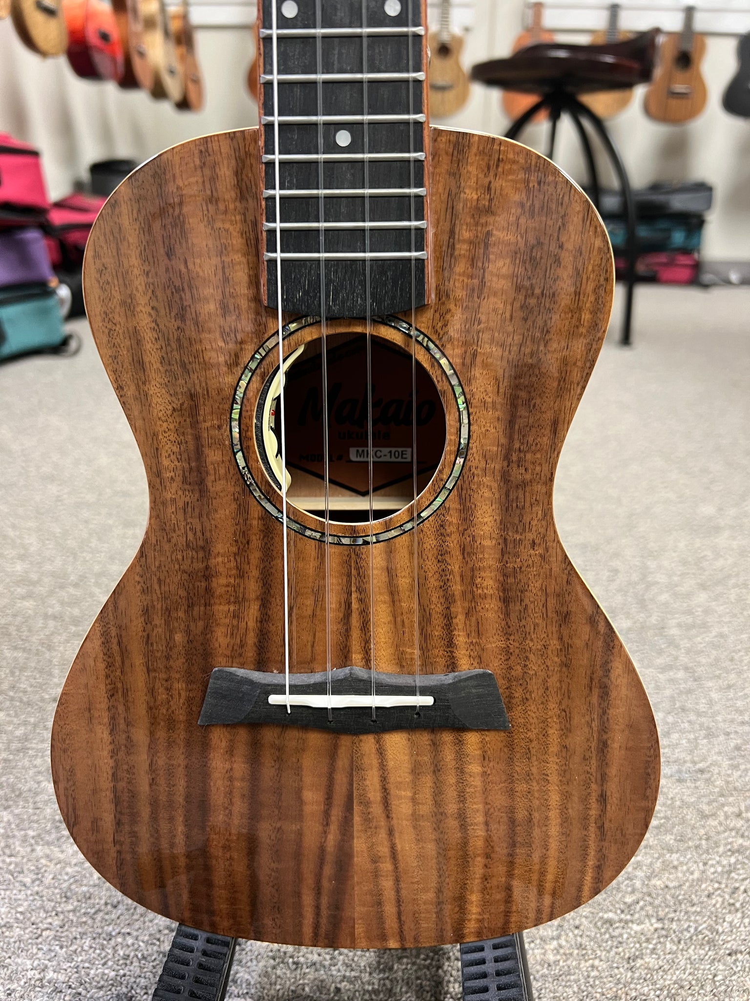 Makaio MKC-10E  Koa Electric Concert Ukulele w/Case